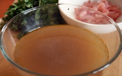 Yuk, Bikin Kaldu Seafood Gurih Enak dari Kulit dan Cangkang!