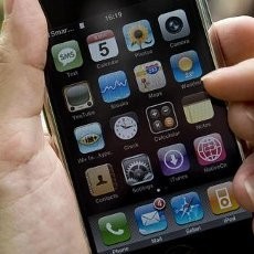 Pakai iPhone Sambil Di-charge, Gadis Ini Tewas Tersetrum