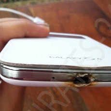 Sedang Di-charge, Samsung Galaxy S4 Terbakar