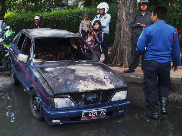 Daihatsu Charade Ludes Terbakar