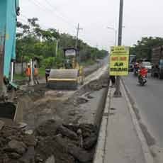 Jalur Pantura Pasuruan Rusak Diperbaiki, Polisi Terapkan Contraflow