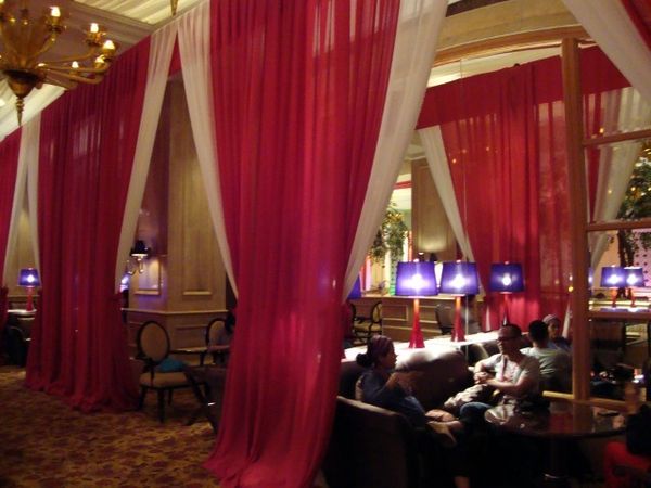 Mencicipi Mezze di Tenda Timur Tengah dengan Hiburan Tari Perut