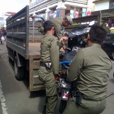 Razia Parkir Liar, Petugas Angkut Paksa Sejumlah Motor