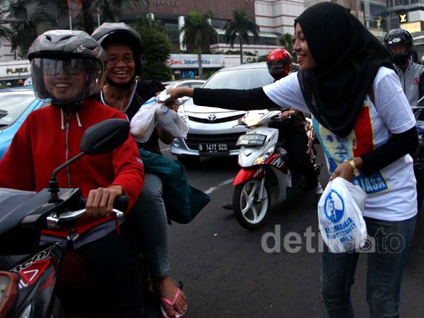 Fans Hatta Rajasa Bagikan Takjil di Bundaran HI