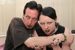 Pasangan Vampir Ini Saling Minum Darah Satu Sama Lain Tiap Pekan