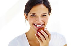 Atasi Sembelit Saat Puasa dengan Apel dan Nanas