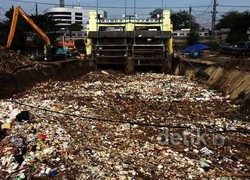 Sampah di Pintu Air Manggarai Menumpuk, Ini Penjelasan Ahok