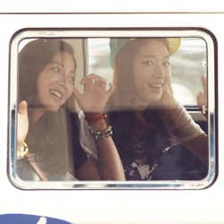 Asyiknya Camping Bareng Park Shin Hye