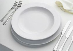 Apa Hukumnya Menggunakan Peralatan Makan Milik Non-Muslim?