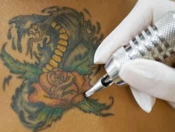 Sahkah Salatnya Muslim yang Bertato?