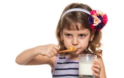 Lakukan Trik Ini Agar si Kecil Sahur dengan Semangat