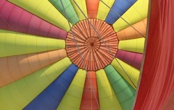 Naik Balon Udara, Turis Ini Nyaris Mati Tercekik Selendang