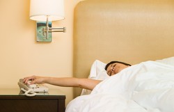 Bayar Kamar Hotel 50% Tapi Menginap Bareng Orang Asing, Mau?