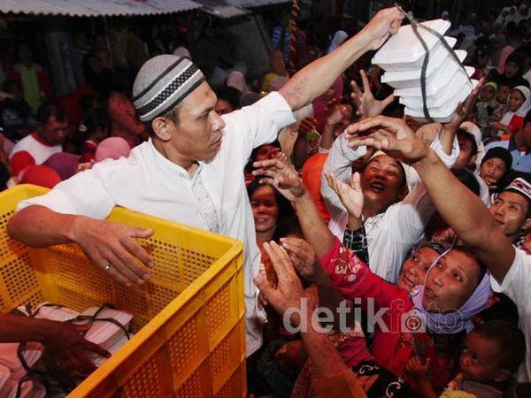 Warga Serbu Paket Berbuka dari Prabowo