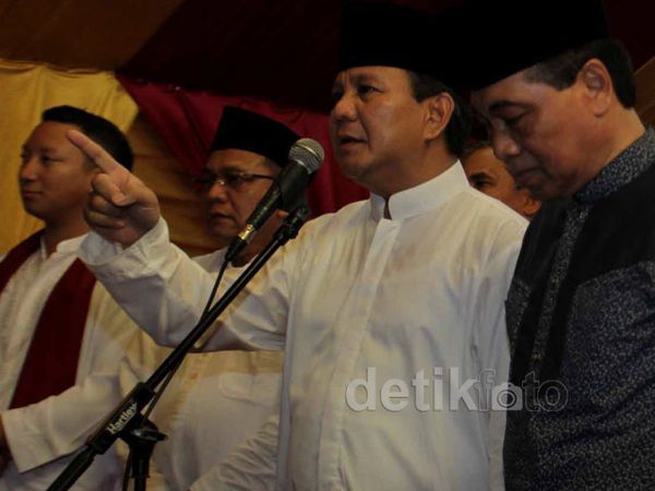 Warga Muara Angke Sambut Prabowo