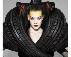 Aneh Tapi Nyata, Ban Mobil Disulap Jadi Gaun 