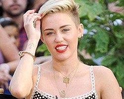 Foto: Gaya Berbusana Miley Cyrus yang Terlalu Seksi