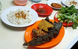 Nasi Uduk Barokah: Menyuap Nasduk Gurih Plus Sambal Kacang Enak