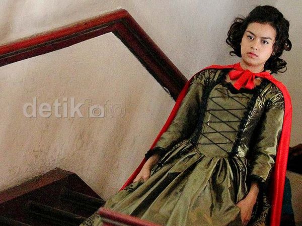 Eva Celia Bergaun ala Victorian