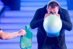 Jemal Si Manusia Super Unik, Bisa Meniup Botol Kompres dengan Hidungnya