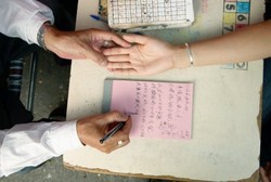 Percaya Ramalan, Garis di Telapak Tangan Pun Diperbaiki Lewat Operasi