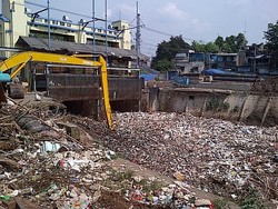 Sampah di Pintu Air Manggarai Dikeruk, Bau Tak Sedap Bertebaran