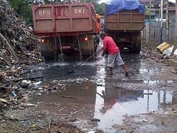 Ini Pak Karsan, yang Tahan Banting Hadapi Sampah di Pintu Air Manggarai