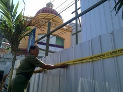 Makan Trotoar, Proyek di Parkiran Mal Semarang Disegel Satpol