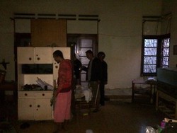 Warga Kepung Rumah Tua yang Diduga Menjadi Tempat Persembunyian Pencuri