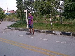 Meluncur! Asyiknya Ngabuburit Dengan Main Skateboard