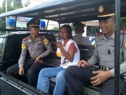 Diduga Stres Rutin Jelang Lebaran, Perempuan Mengamuk di Jalanan