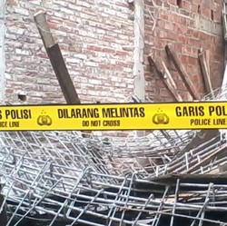 Rumah Ambrol di Tambora, 1 Pekerja Alami Patah Kaki