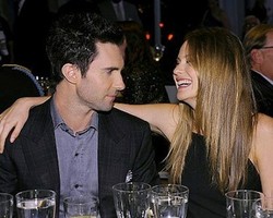 Foto: Kemesraan Adam Levine dan Tunangan Barunya, Behati Prinsloo
