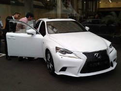 Orang Kaya Indonesia Borong Lexus IS