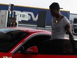 Mario Balotelli Pamer Ferrari Barunya