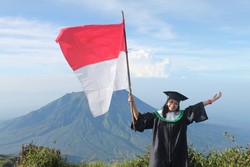 Serunya Wisuda di Puncak Gunung Merbabu