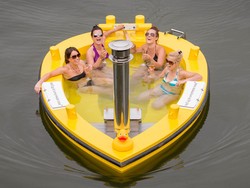 Berendam di Bathtub Sambil Susuri Sungai, Hanya di Inggris!