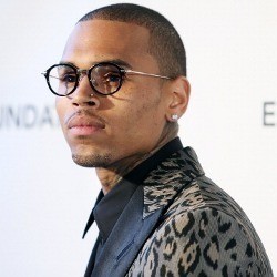 Putus dari Sponsor, Chris Brown Batal Manggung