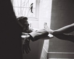 Beredar Foto Robert Pattinson di Bak Mandi Untuk Parfum Dior