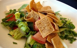 Orang Lebanon Membatalkan Puasa dengan Jallab, Menyantap Mezze hingga Fish Harra