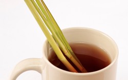 Slurp! Hangat Wangi Teh Sereh Untuk Berbuka