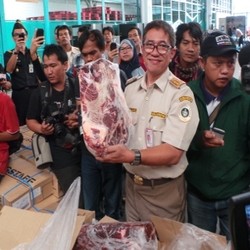 Hari Ini, Bulog Jual 8 Ton Daging Impor Murah di 3 Pasar Jakarta