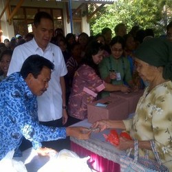 Gita Wirjawan dan Bibit Waluyo Jadi Pedagang Sembako Dadakan di Semarang