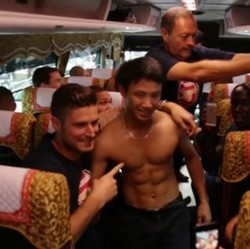 Demi Tanda Tangan Pemain Arsenal, Suporter Ini Rela Kejar Bus 8 Km