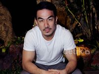Bergaya Casual, Joe Taslim Makin Cool