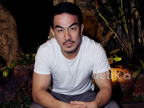 Bergaya Casual, Joe Taslim Makin Cool