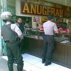 Polisi Terus Kawal Ketat Toko Emas Selama Lebaran