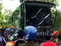 Bus Restu Seruduk Truk, Satu Orang Tewas