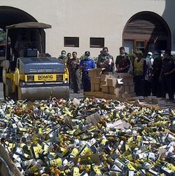 Kejari Bandung Musnahkan 12 Ribu Botol Minuman Alkohol