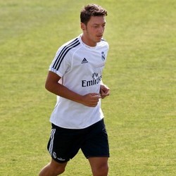 Oezil Bidik Treble di Musim Depan